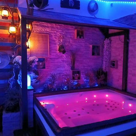 L'Histoire De L'Ouest , Jacuzzi Appartement Dole Exterior foto